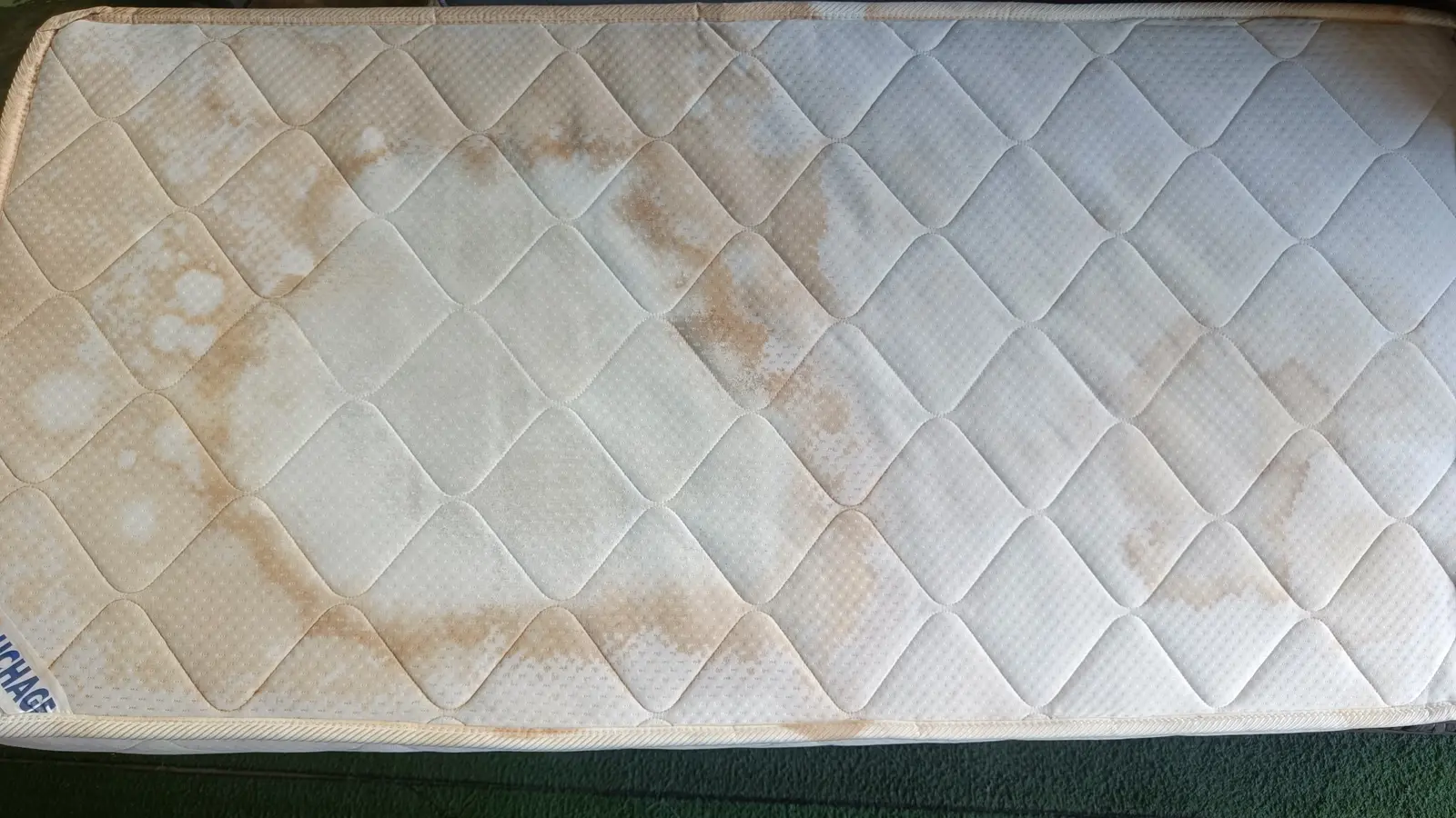 Matelas taché avant nettoyage