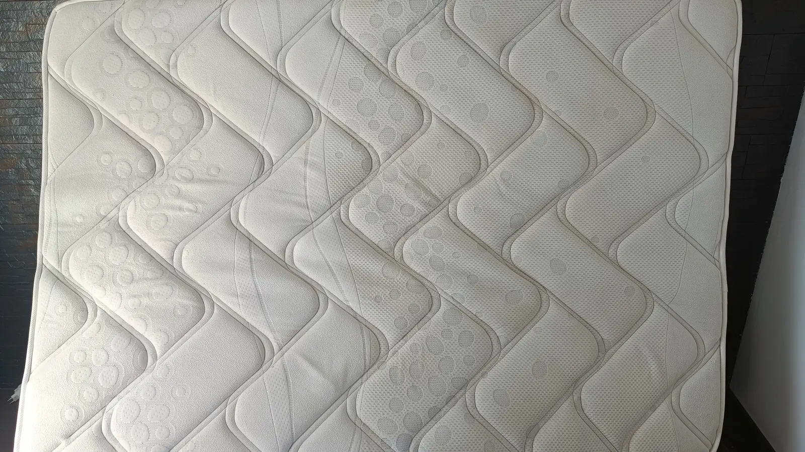 Détachage d’un matelas après nettoyage