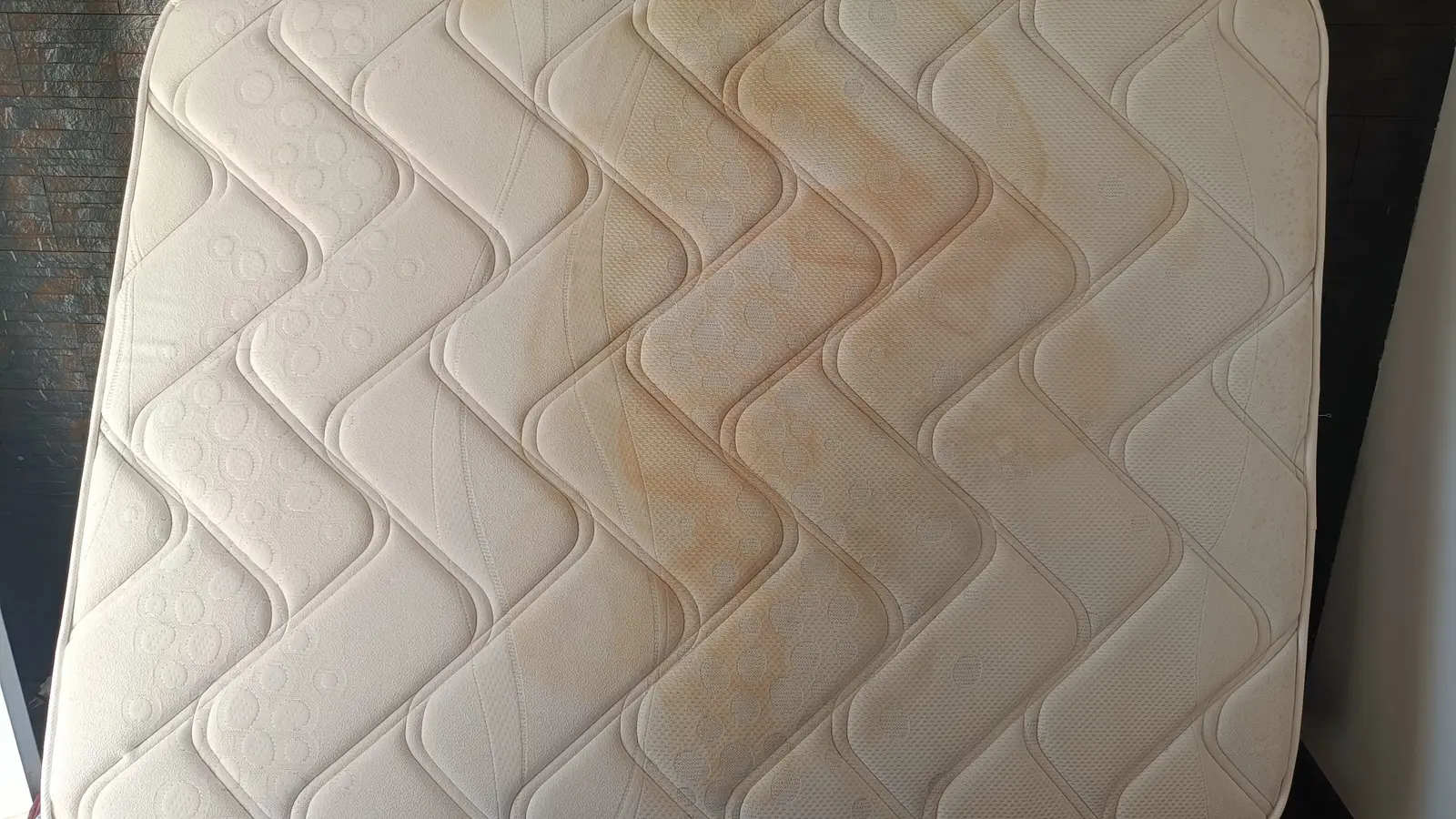 Détachage d’un matelas avant nettoyage