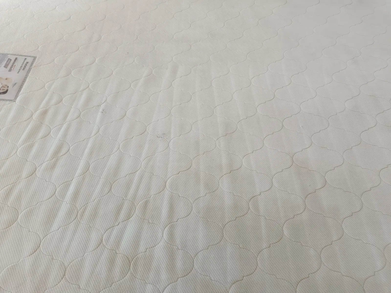 Matelas avec auréoles après nettoyage