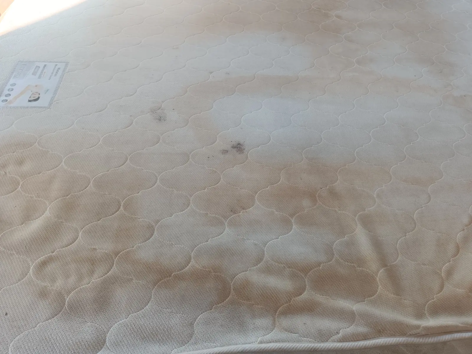Matelas avec auréoles avant nettoyage