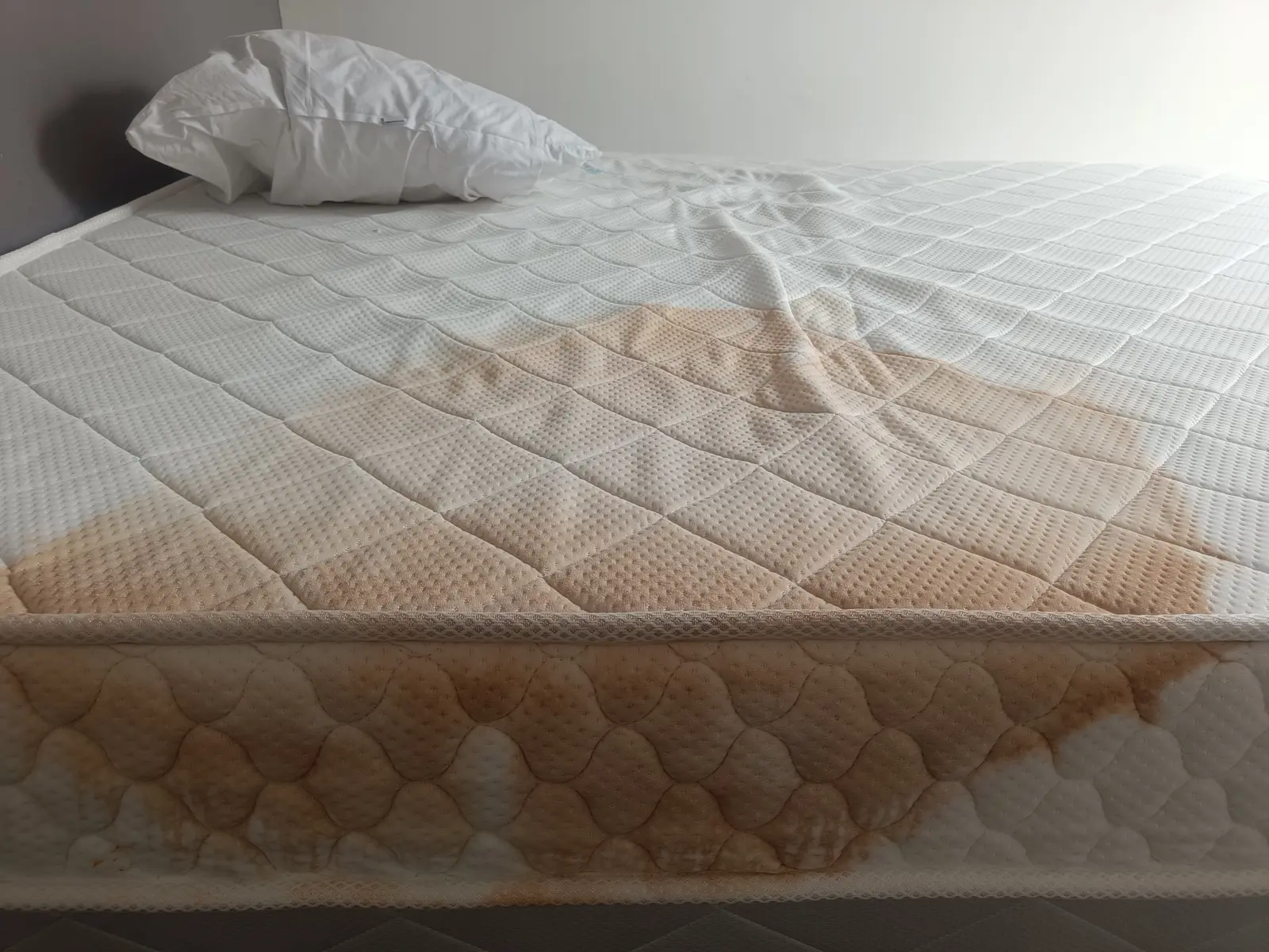 Assainissement d’un matelas avant nettoyage